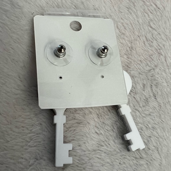 Heart key dangle valentines earrings - Picture 3 of 3